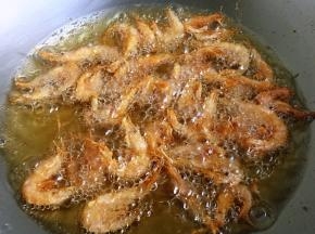 锅中倒入比炒菜多一些的油，当油温升至八成热时，将小海虾分次入油锅中，并用筷子快速打散，不要有粘连。
炸至小海虾表面微黄捞出。