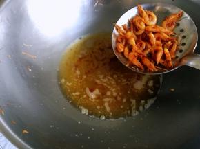 当油温再次升高时，将炸至微黄的小海虾再次入锅，用中火快速复炸十秒钟。