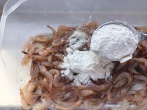 临开炸前，撒入半汤匙面粉，依然用颠的动作，让面粉裹匀每只小海虾，只用薄薄的一层就好，切记粉不要多，会影响成熟后，小海虾酥脆的口感。