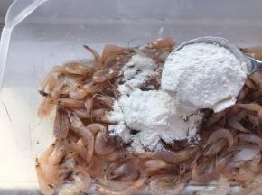 临开炸前，撒入半汤匙面粉，依然用颠的动作，让面粉裹匀每只小海虾，只用薄薄的一层就好，切记粉不要多，会影响成熟后，小海虾酥脆的口感。