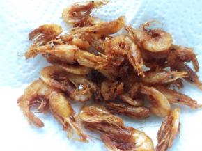 捞出控油，放入厨房纸巾吸干多余油脂。