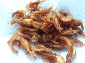捞出控油，放入厨房纸巾吸干多余油脂。