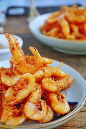 入口香酥鲜美的小海虾，沾上少许椒盐，在餐桌上大受欢迎，既是佐酒下饭的美味，又是秋季补钙的最佳海鲜，赶快做起来吧！