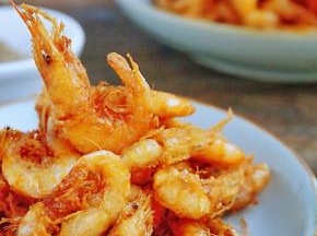 入口香酥鲜美的小海虾，沾上少许椒盐，在餐桌上大受欢迎，既是佐酒下饭的美味，又是秋季补钙的最佳海鲜，赶快做起来吧！