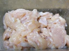 鸡胸肉切片用盐、糖、油、淀粉腌15分钟