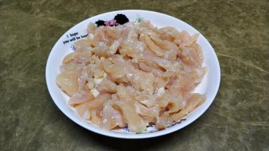 将腌好的鸡胸肉平铺在碟子上