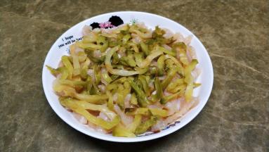 半包儿童榨菜平铺在鸡胸肉上