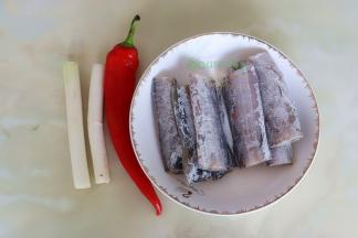 食材：带鱼、大葱、大蒜、红辣椒、油、盐、生粉、生姜、胡椒粉、老抽、生抽、冰糖、蚝油。