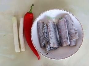 食材：带鱼、大葱、大蒜、红辣椒、油、盐、生粉、生姜、胡椒粉、老抽、生抽、冰糖、蚝油。