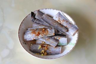 带鱼解冻洗净，去内脏，放油、盐、生粉、生姜、胡椒粉拌均。