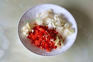 红辣椒洗净剁碎，生姜剁成生姜末，大葱洗净切好