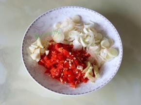 红辣椒洗净剁碎，生姜剁成生姜末，大葱洗净切好