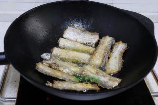 锅里倒入适量的油，放入鱼锅炸至金黄色。我用的锅是铸铁锅，煎鱼炸鱼都不会粘锅，鱼不会破皮。为了更健康，我选择煎炸方式，油少更美味。