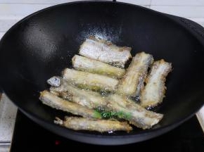锅里倒入适量的油，放入鱼锅炸至金黄色。我用的锅是铸铁锅，煎鱼炸鱼都不会粘锅，鱼不会破皮。为了更健康，我选择煎炸方式，油少更美味。