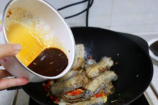 老抽、生抽、蚝油、糖，生粉、水调均，倒入油锅，炒均。