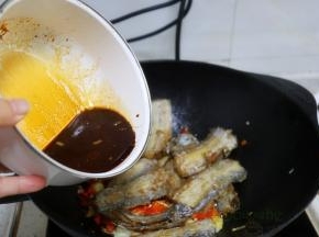 老抽、生抽、蚝油、糖，生粉、水调均，倒入油锅，炒均。