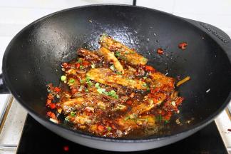 用大火收汁，这个时候的鱼肉颜色酱红，鲜香味美，香辣开胃，实在太好吃了。