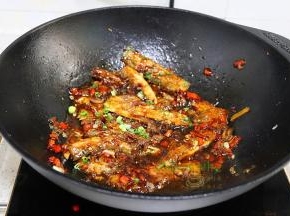 用大火收汁，这个时候的鱼肉颜色酱红，鲜香味美，香辣开胃，实在太好吃了。