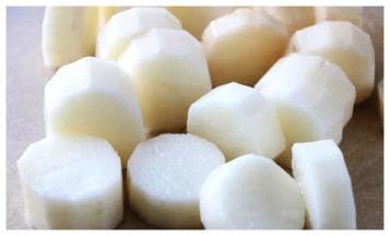 山药去皮，切成段，可以用水冲洗一下，或者泡在水里，怕痒的可以戴上手套。