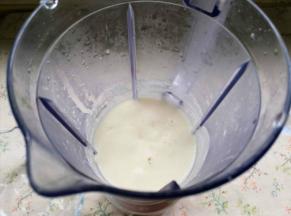 然后加入常温牛奶和蜂蜜(不能用热的，冰牛奶口感会更好)一起放入榨汁机当中，如果用热的会马上变黑。