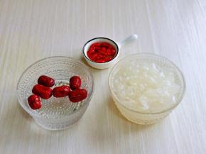 红枣，枸杞冷水洗干净，泡5分钟。