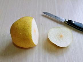 雪梨洗干净，将梨上面切掉，如图。