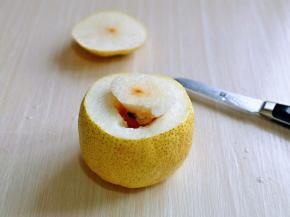 再将梨核挖出来，用小勺把四周梨肉挖出来。