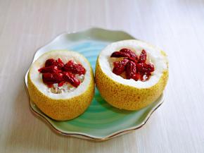 再加入枸杞红枣，我把红枣切开了，可以根据个人喜好选择。