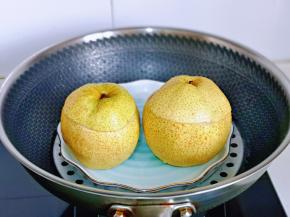 把切下来的盖子再盖上去，上蒸锅隔水蒸40分钟左右。