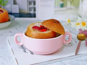 蒸好的银耳红枣雪梨，可以稍凉一会儿再吃。