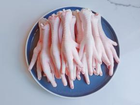 剪去鸡爪的指甲。