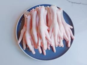 剪去鸡爪的指甲。