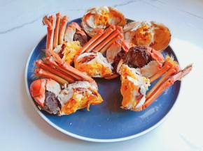 螃蟹掰开蟹壳，去腮在一分为二。