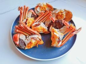 螃蟹掰开蟹壳，去腮在一分为二。