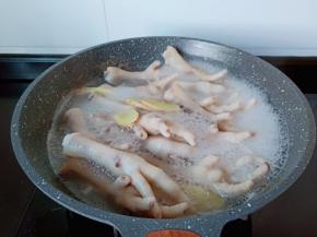 鸡爪冷水下锅，加料酒，生姜焯水2分钟。