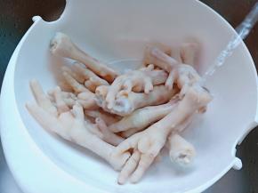 捞出清洗去鸡爪表面的浮沫。