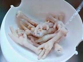 捞出清洗去鸡爪表面的浮沫。