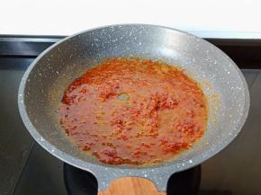 热锅凉油下辣椒酱小火炒出红油。