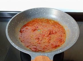 热锅凉油下辣椒酱小火炒出红油。