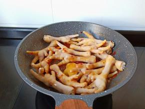 加生姜片鸡爪翻炒。