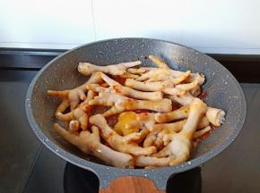 加生姜片鸡爪翻炒。