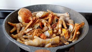 加螃蟹，生抽，老抽调味。