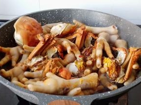 加螃蟹，生抽，老抽调味。