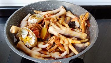 加适量的清水，喜欢汤汁多的可以多加一点。