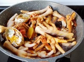 加适量的清水，喜欢汤汁多的可以多加一点。