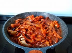 大火烧开，开中小火炖至鸡爪软烂。