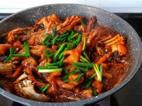 出锅前撒点香葱段。