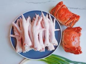 鸡爪买了一斤，螃蟹是老家蒸熟带来的。