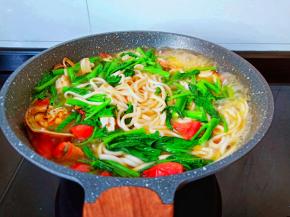 等面条熟透加空心菜翻滚一下，加一点盐调味即可出锅。