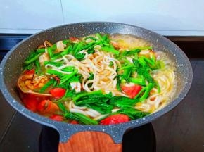 等面条熟透加空心菜翻滚一下，加一点盐调味即可出锅。